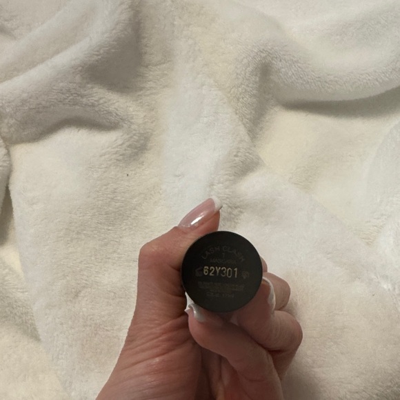 Yves Saint Laurent Luxurious Black and Gold Mascara - Picture 3 of 5